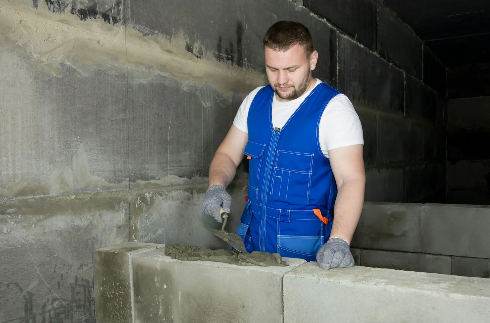 Un artisan maçon sur un chantier